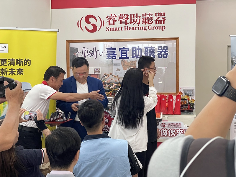 受贈者試戴助聽器